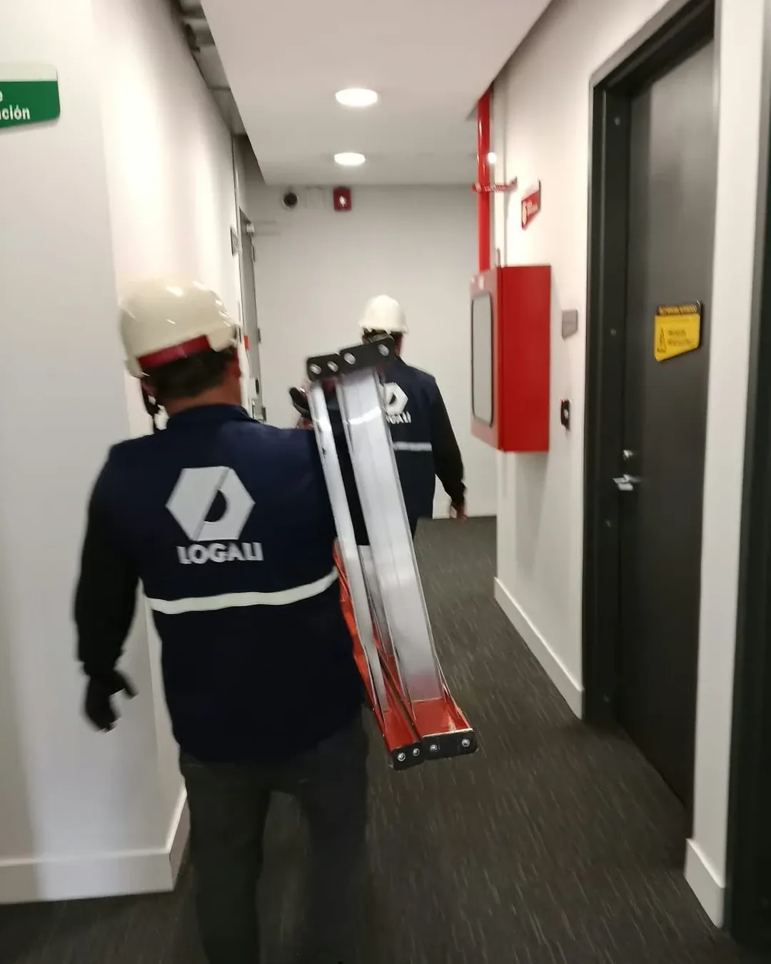 Técnicos de Logali Ingeniería con casco, chaleco y escalera