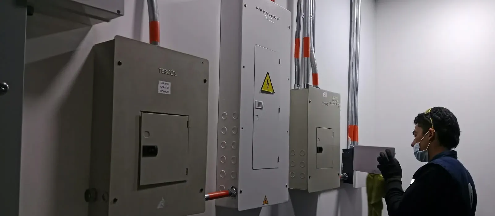 Inspección de tableros de distribución y UPS en un cuarto técnico