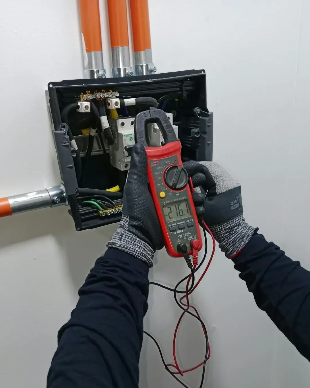 Medición en el tablero de una UPS