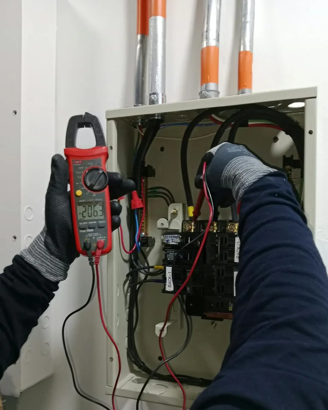 Medición de tensión en un tablero eléctrico