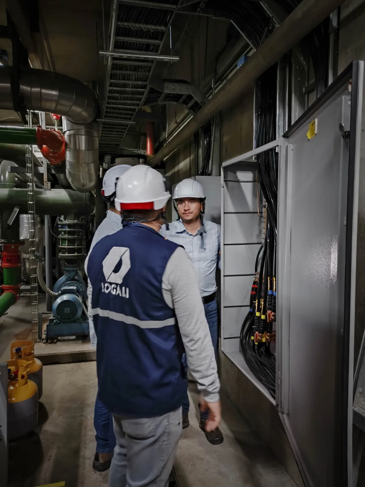 Equipo de Logali Ingeniería inspeccionando infraestructura técnica