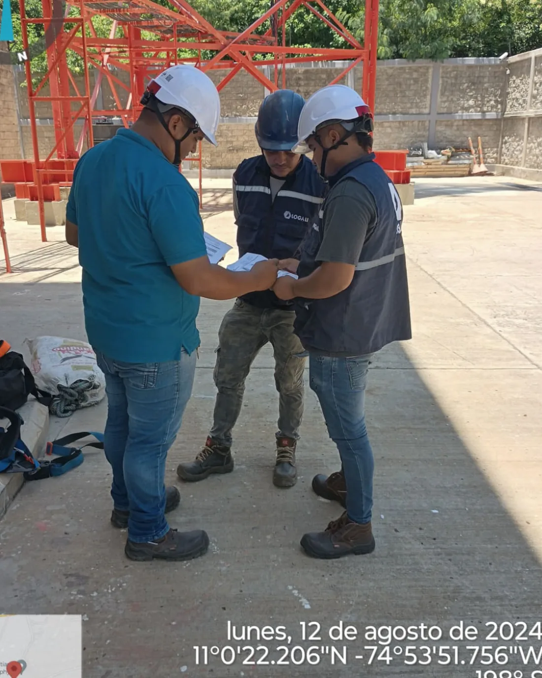 Equipo de Logali planificando una intervención técnica en campo