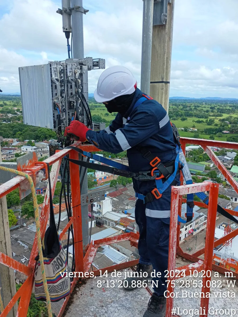 Técnico trabajando sobre infraestructura de telecomunicaciones